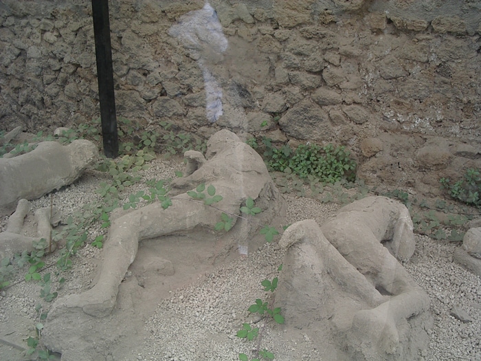 ポンペイはなぜ一夜にして消えたのか？ 【石膏で復元された遺体】