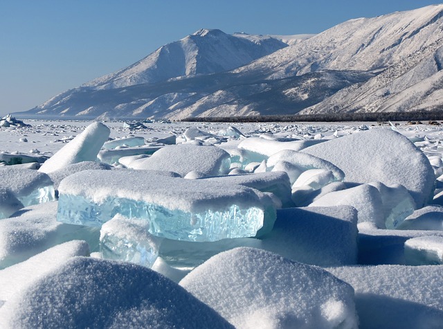 凍結のバイカル湖 冬季に凍結したバイカル湖の湖面（ロシア） | これからの「地理