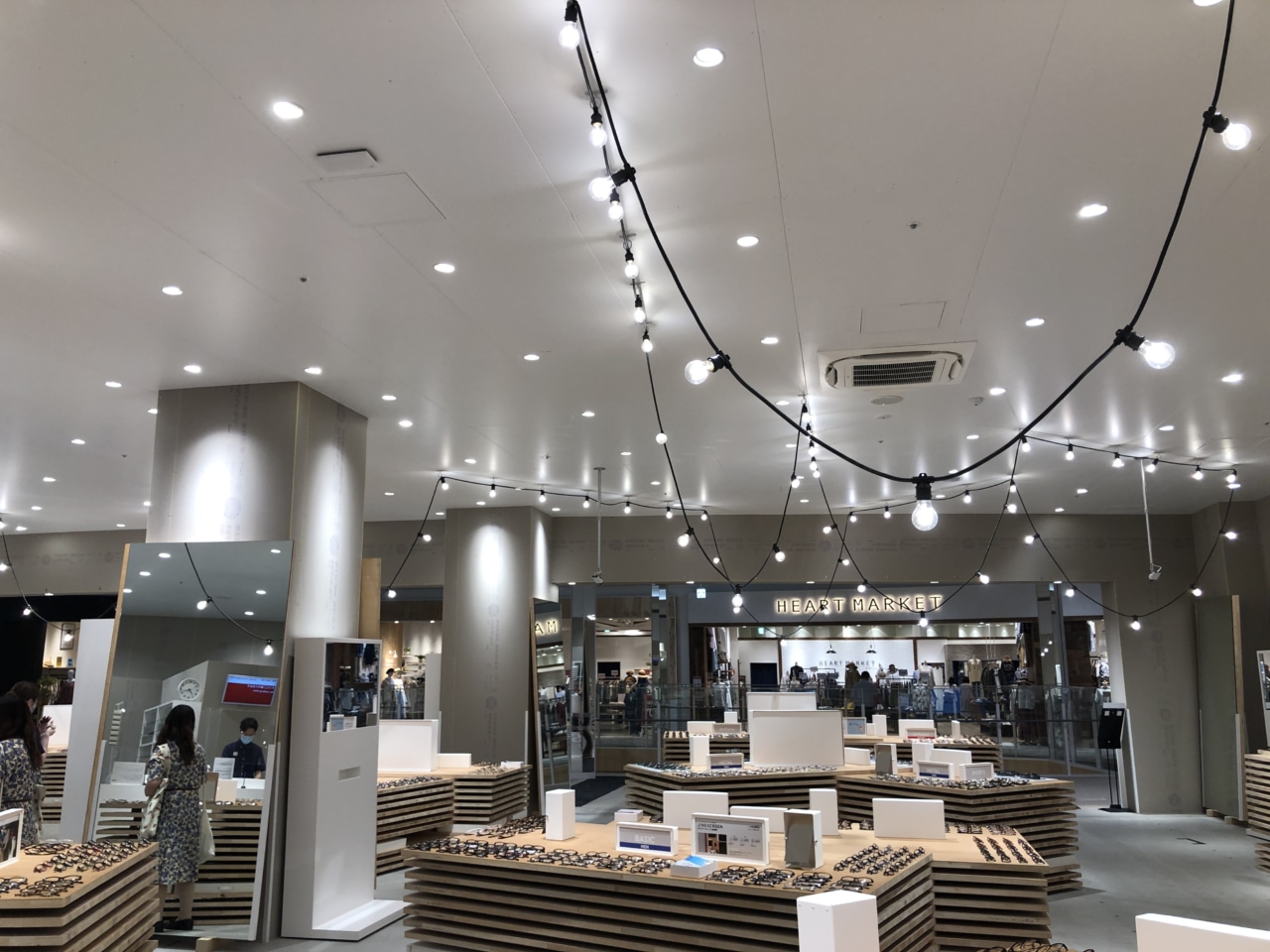 JINS(ジンズ)の超低コストでオシャレな内装にビックリした話【メガネチェーン店】