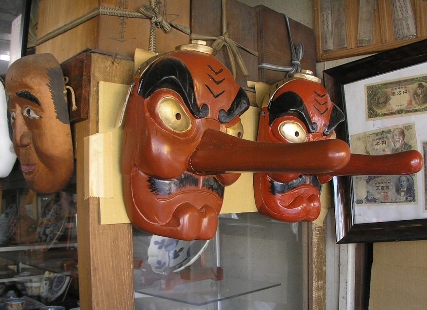 日本の奇妙な迷信とその由来「北枕、夜に爪を切る、彼岸花を摘む」