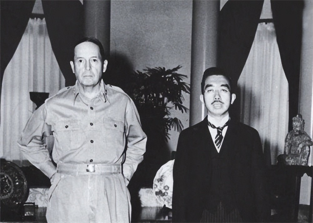 昭和天皇に「なぜ切腹しないのか？」と尋ねたマッカーサー