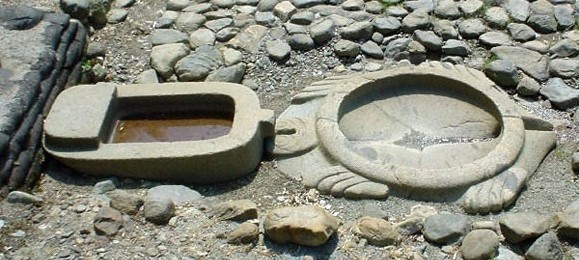 酒船石遺跡の亀形石造物と湧水設備（撮影：高野晃彰）