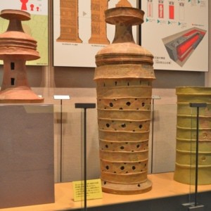 画像：特殊器台・特殊壺（複製）国立歴史民俗博物館展示 wiki c