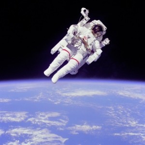 宇宙服を着ずに宇宙空間に出ると、本当に肉体は破裂するのか?