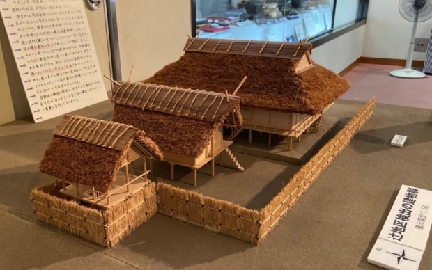 画像：桜井市埋蔵文化財センターの纏向遺跡居館跡に建っていた建築物の復元模型。（撮影：高野晃彰）