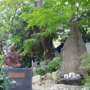 画像：安居神社境内の信繁像と記念碑（撮影：高野晃彰）