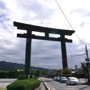 画像：高さ32.2m・柱間23mの偉容を誇る日本一の大鳥居。（撮影：高野晃彰）