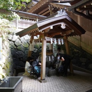 画像：狭井神社に湧く薬井戸。（撮影：高野晃彰）