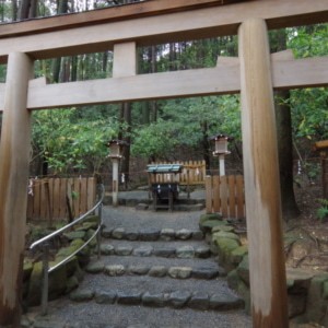画像：大神神社から狭井神社への途中に鎮座する磐座社。（撮影：高野晃彰）
