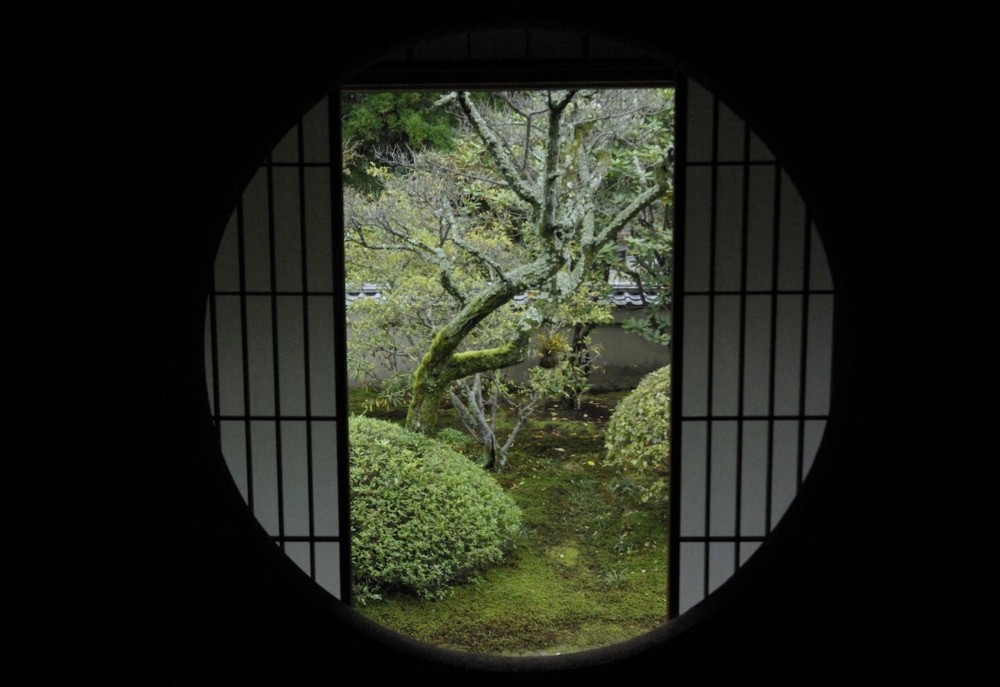 画像：書院左端にある真円の悟りの窓（撮影：高野晃彰）