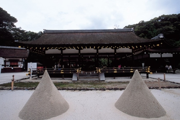 画像：細殿前にある神山を象った立砂（撮影：高野晃彰）
