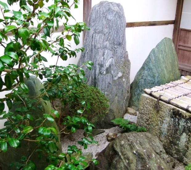 画像：清浄の庭の石組。西南の隅に巨岩で枯滝を表現する（撮影：高野晃彰）