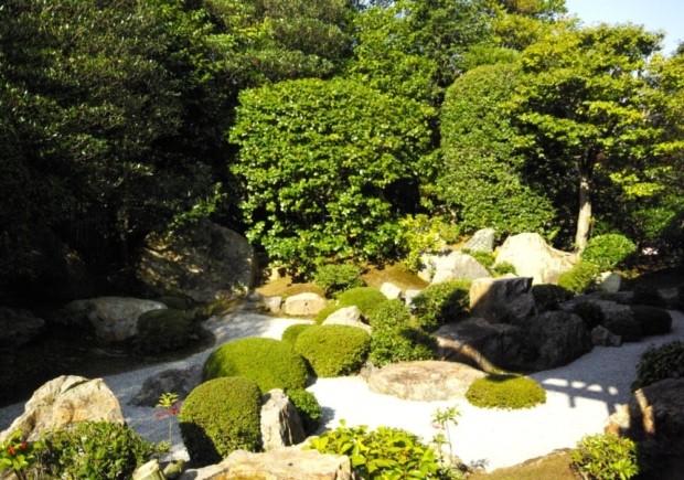 画像：狩野元信作の伝承がある方丈南面の庭。各所に石を配した絵画的な枯山水（撮影：高野晃彰）