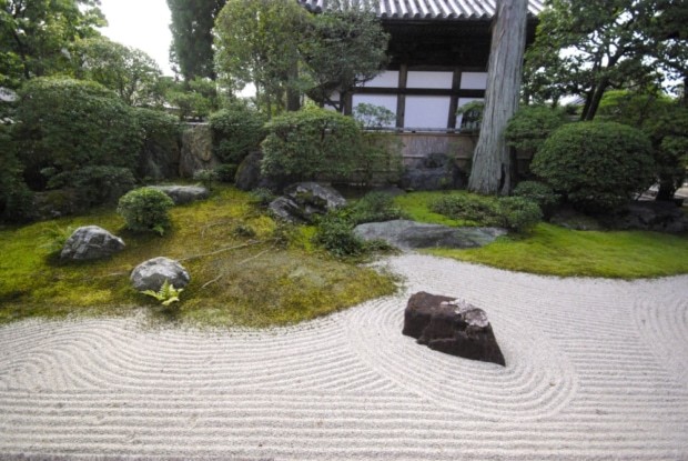 画像：阿吽の庭。苔と白砂、17の石が織り成す鮮やかな調和はまさに阿吽の呼吸（撮影：高野晃彰）
