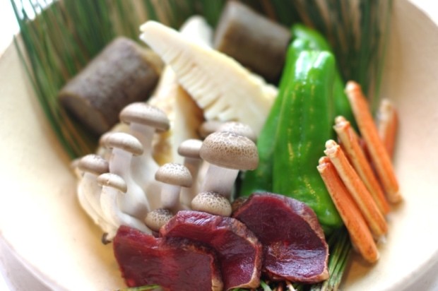 画像：十津川シメジなどの地場野菜と鹿肉（撮影：高野晃彰）