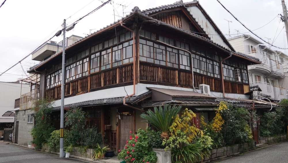 京都の「裏」を探索！今も残る遊郭の名残り 〜西陣・五番町でディープな世界を巡る