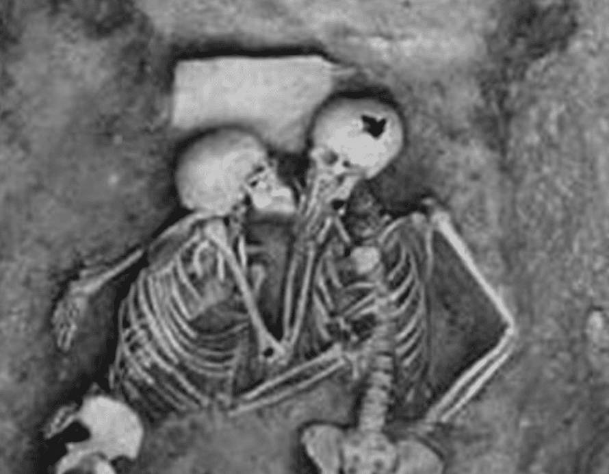 『2800年前にキスしながら死んだ？』イランの古代遺跡“ハサンルの恋人たち”の謎