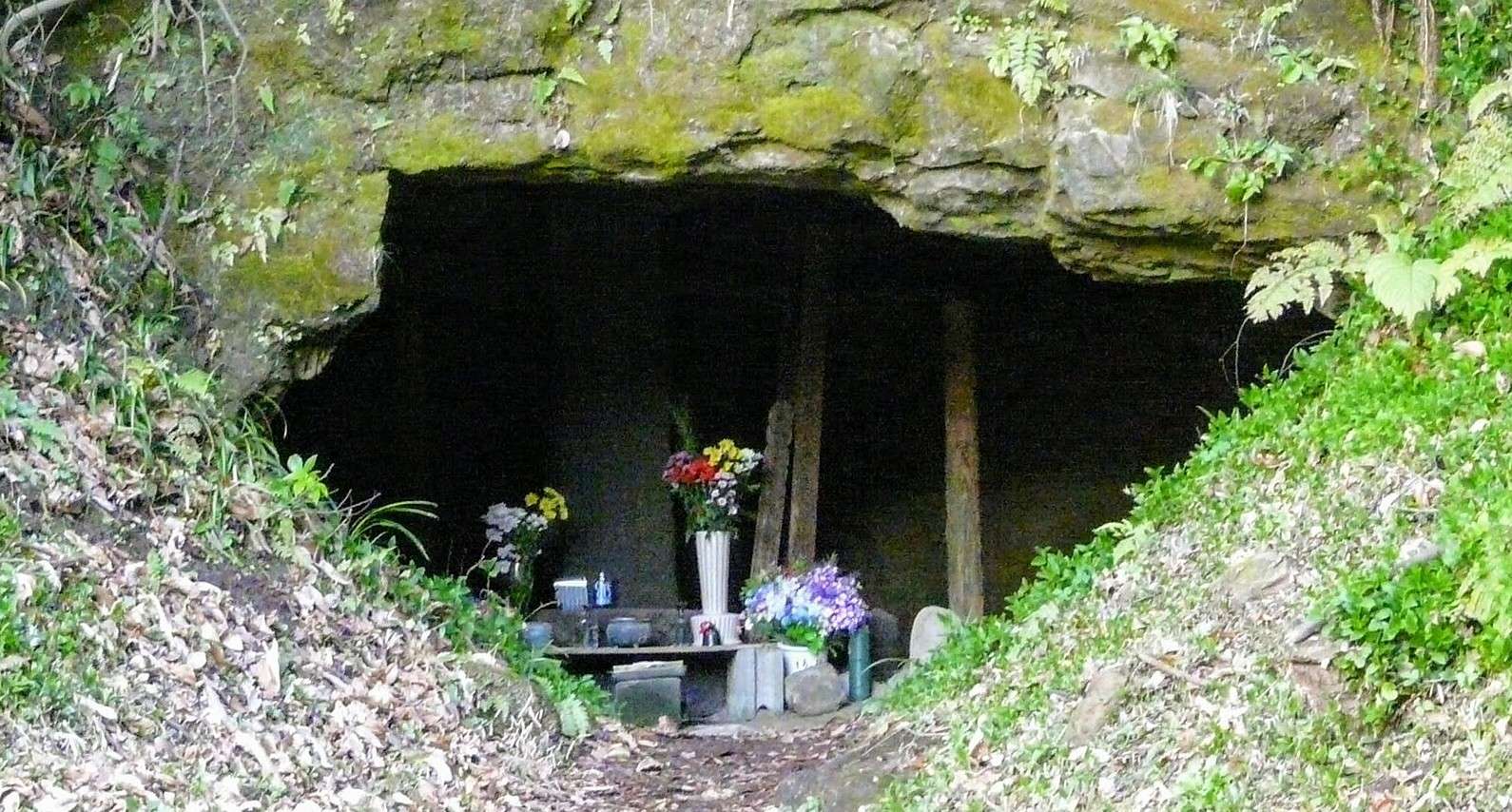 鎌倉に点在するぽっかり空いた謎の洞窟『やぐら』の正体とは？