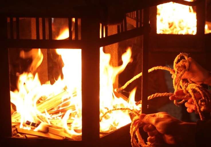「大晦日に火を回しながら持ち帰る」京都・八坂神社の『をけら参り』とは