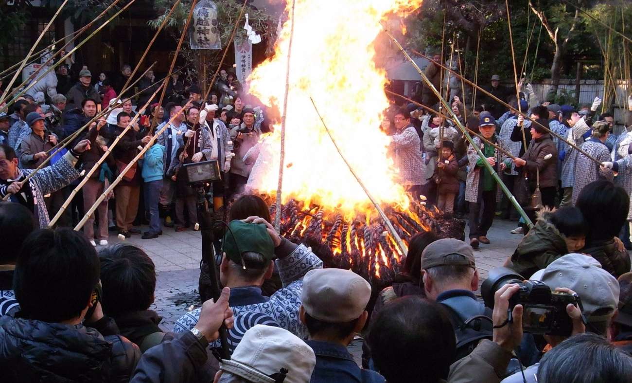 京都の小正月の神事「左義長（どんど）」とは 〜燃える炎に一年の願いを託す